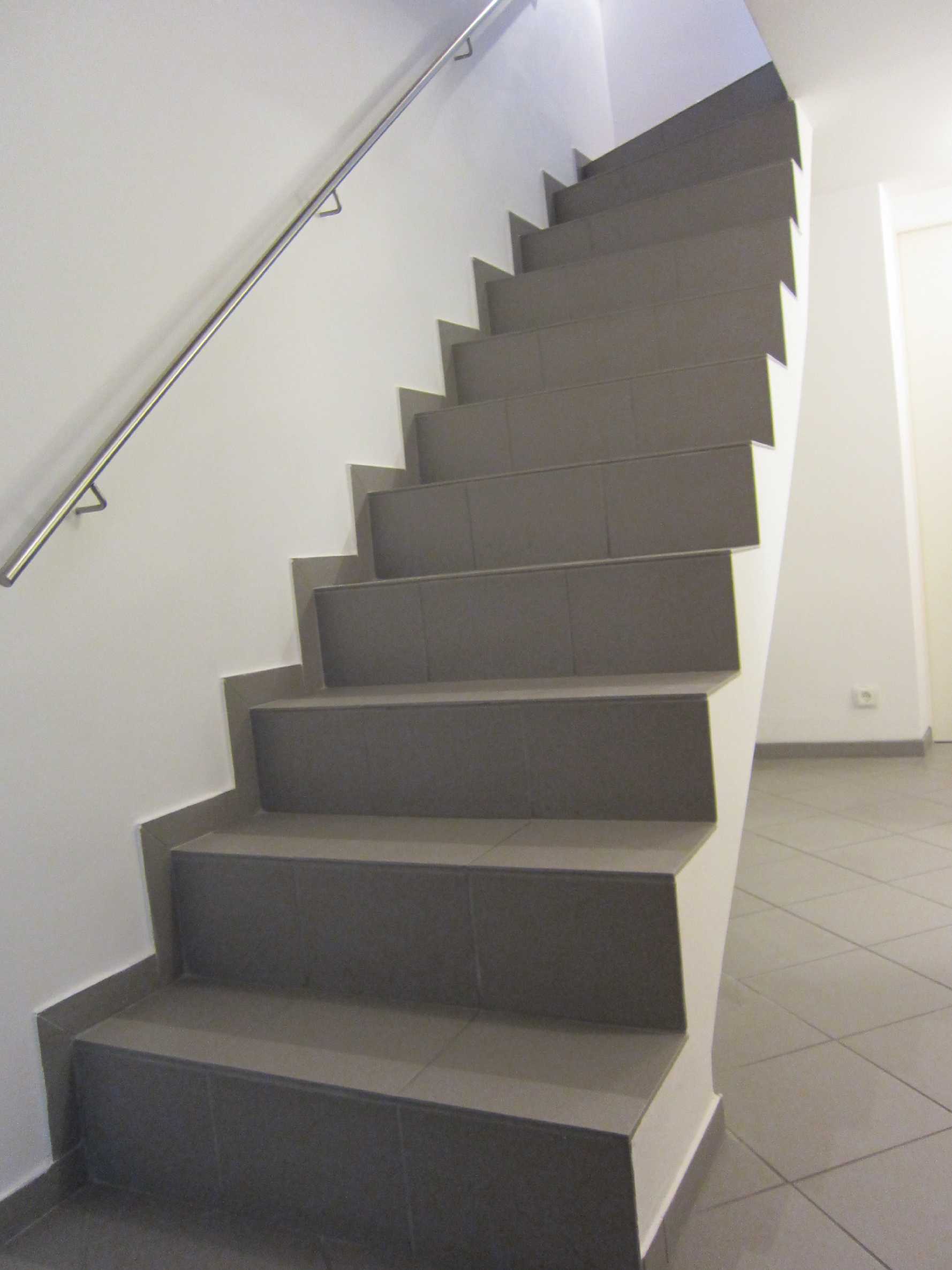 neu geflieste Kellertreppe